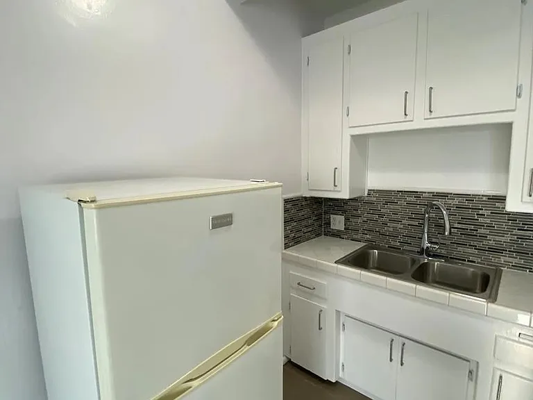 241 4th Ave #10 — Photo 4