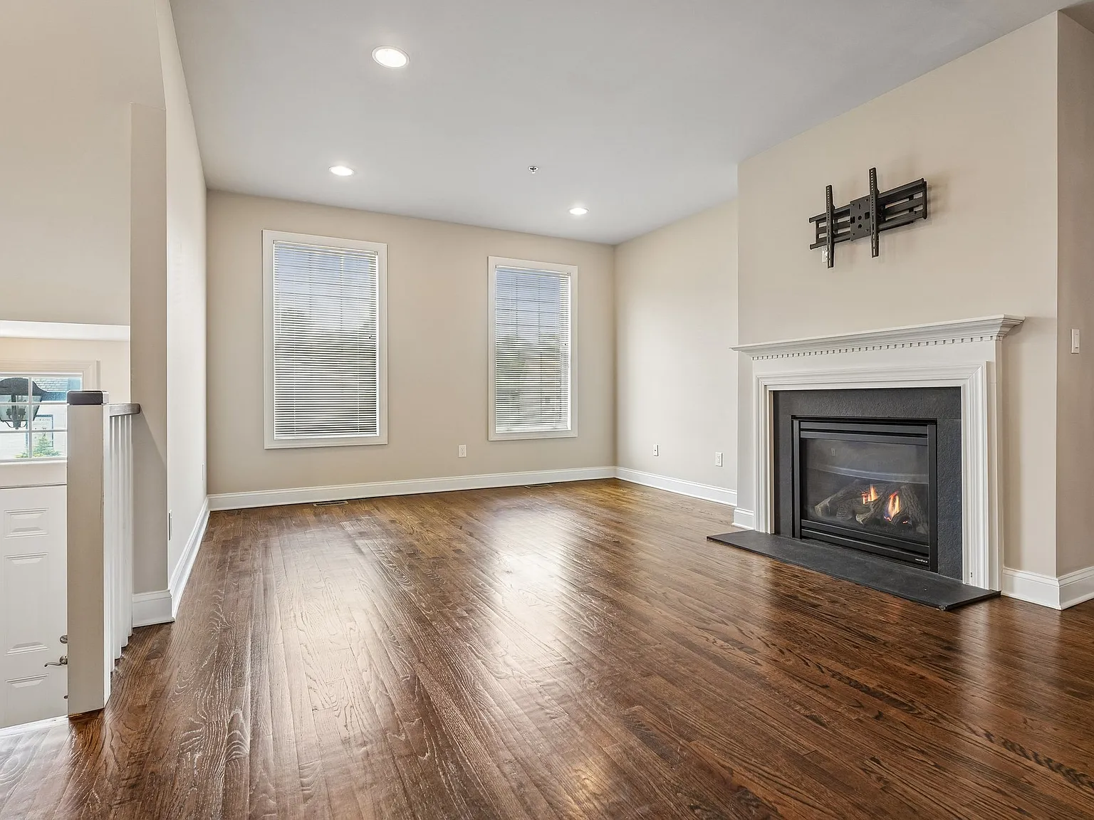 2 bed, 1946 sqft, $3,900 — Photo 2
