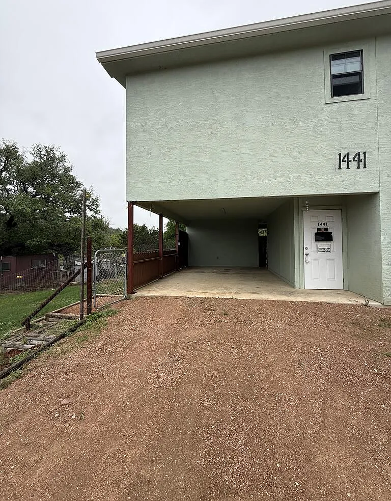 3 bed, 1.0 bath, 1376 sqft, $1,800 — Photo 1