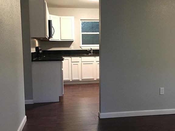 3rd image of 612 E Hilltop Dr