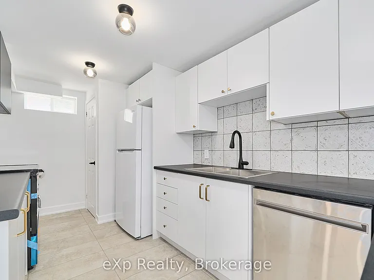 111 Riverside Dr N — Photo 9