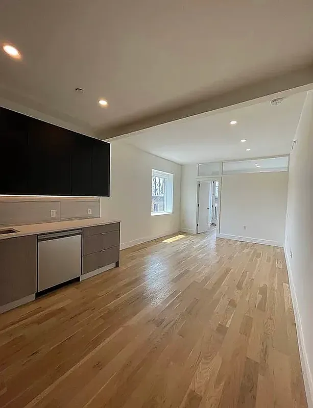 577 Third Avenue — Photo 1