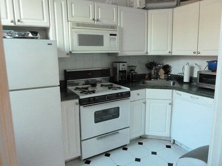 740 Washington St #4 — Photo 4