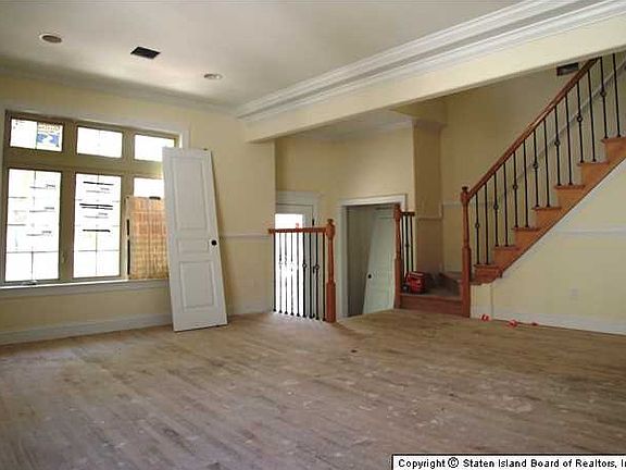 4th image of 257 Poultney St
