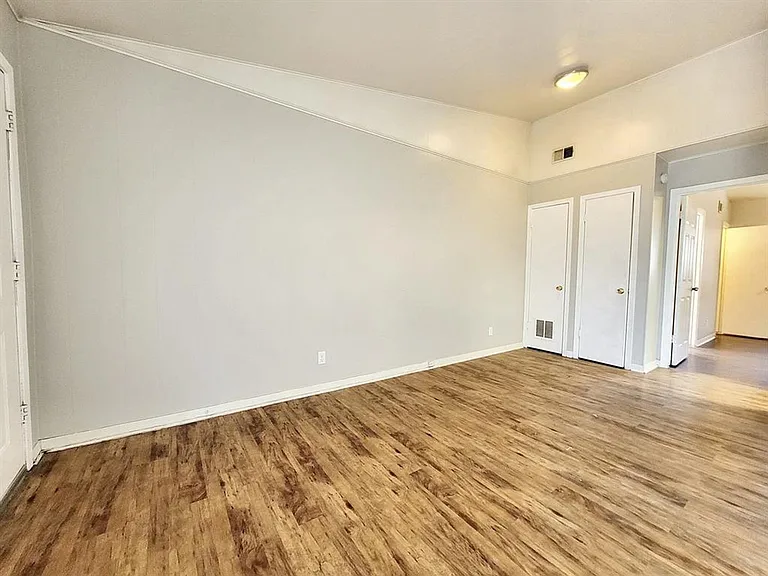 618 W 51st St #101 — Photo 9