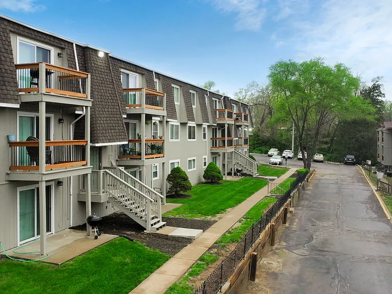 Skyline Apartments — Photo 6