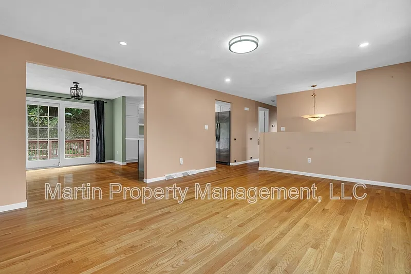 3 bed, 1.5 bath, 1118 sqft, $3,900 — Photo 4