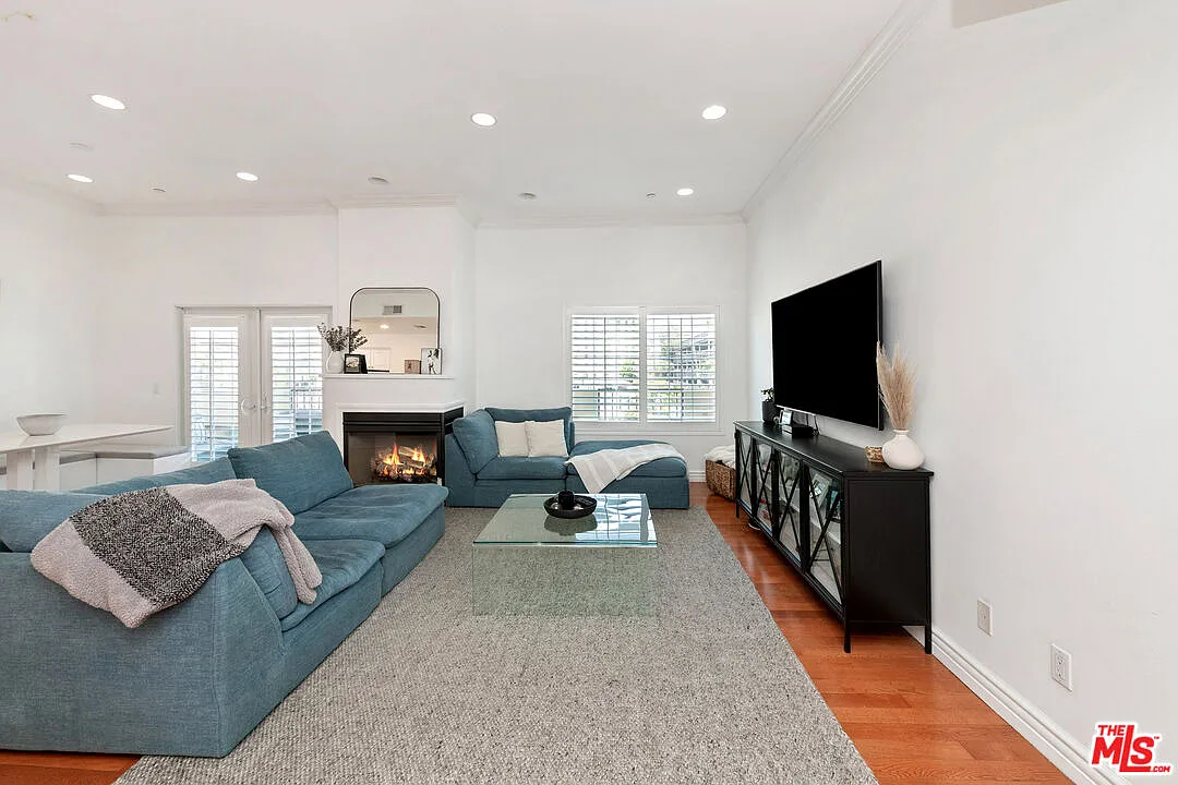 2 bed, 2.5 bath, 1320 sqft, $4,595 — Photo 3