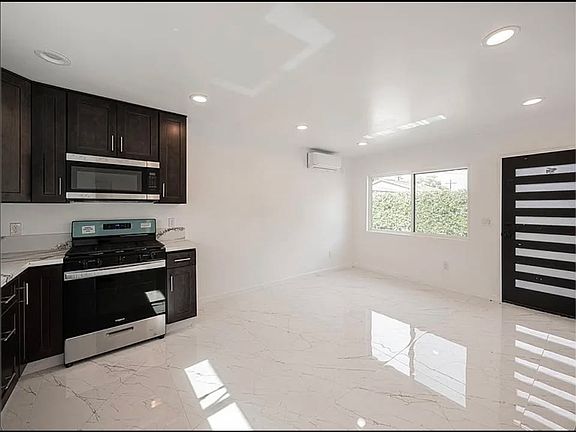 3rd image of 14825 Cohasset St