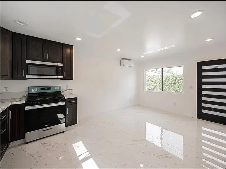 14825 Cohasset St — Photo 3