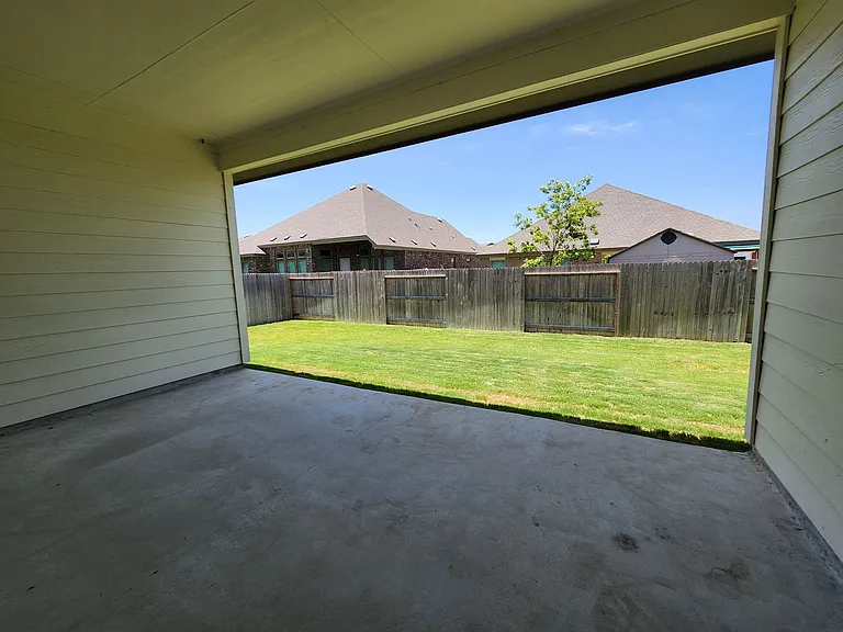 1331 Gruene Glen St — Photo 34