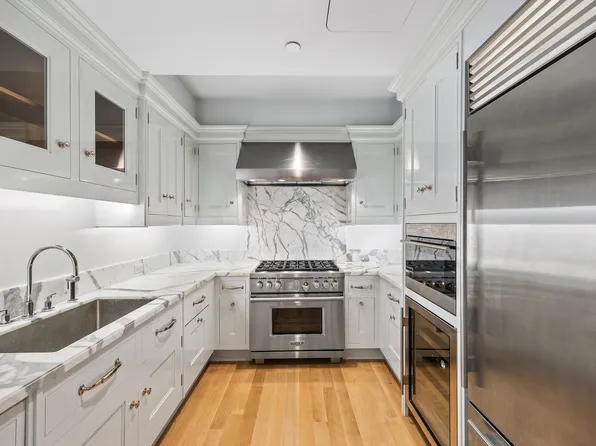 301 East 81st Street image 14 of 31