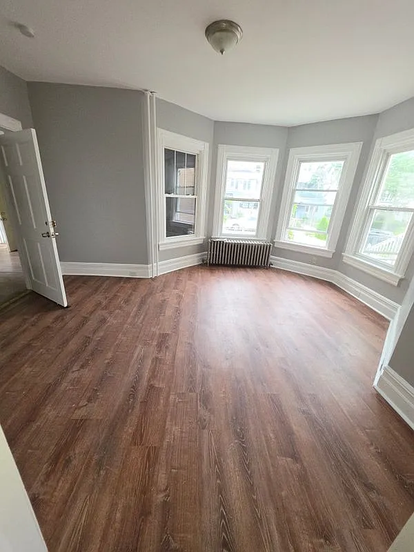 3 bed, 1.0 bath, 1324 sqft, $2,700 — Photo 2