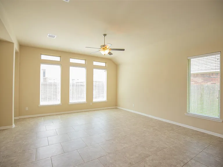 311 Lockridge Hill Ln — Photo 6