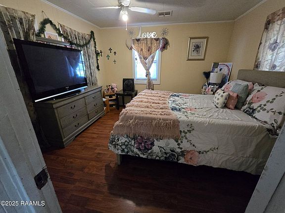 3rd image of 319 Saint Anne St