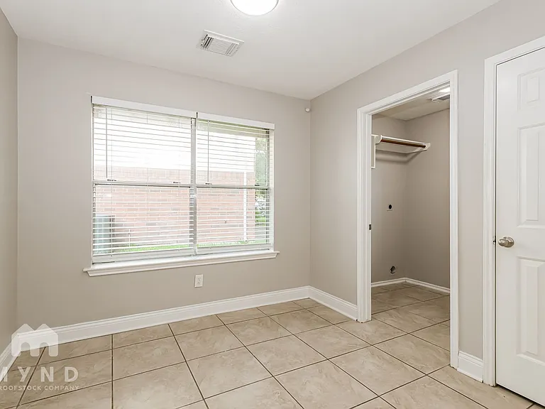 12035 Thornecrest Dr — Photo 10