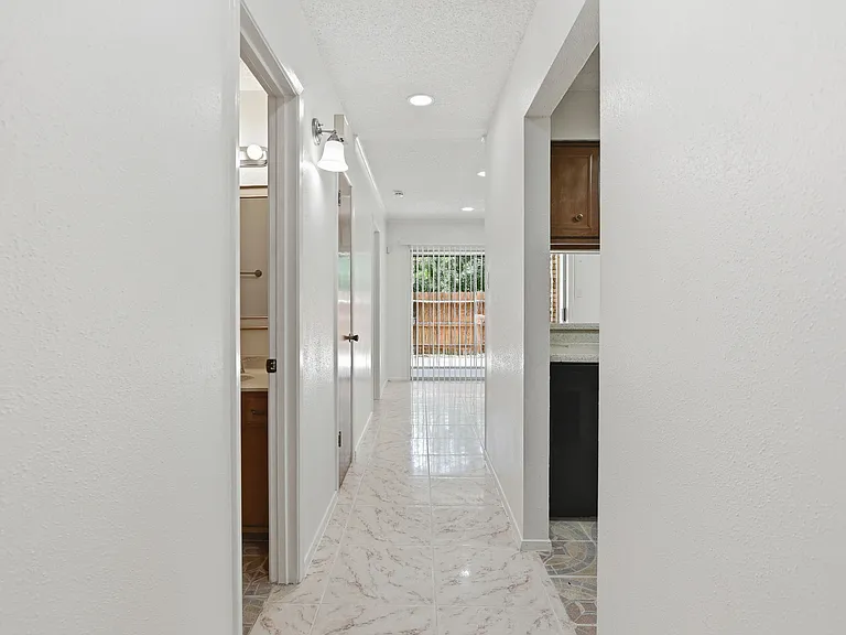 4911 Arbor Ridge Dr — Photo 6