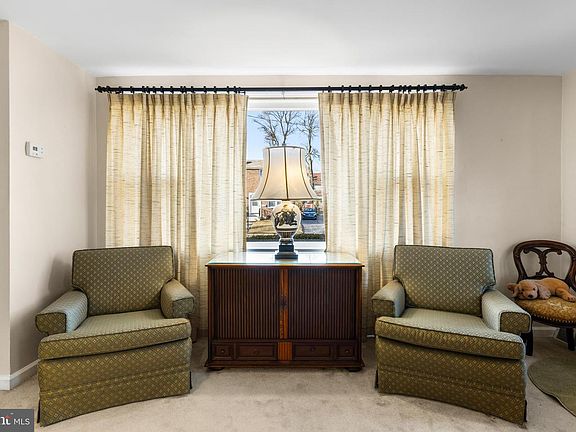 5th image of 332 Holland St