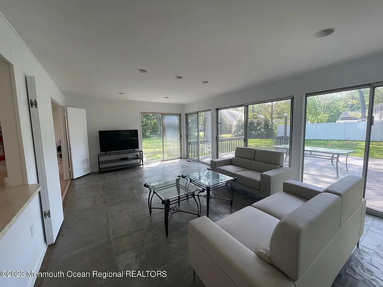 12 Greenbrier Rd — Photo 5