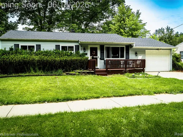1017 N East St, Fenton, MI 48430