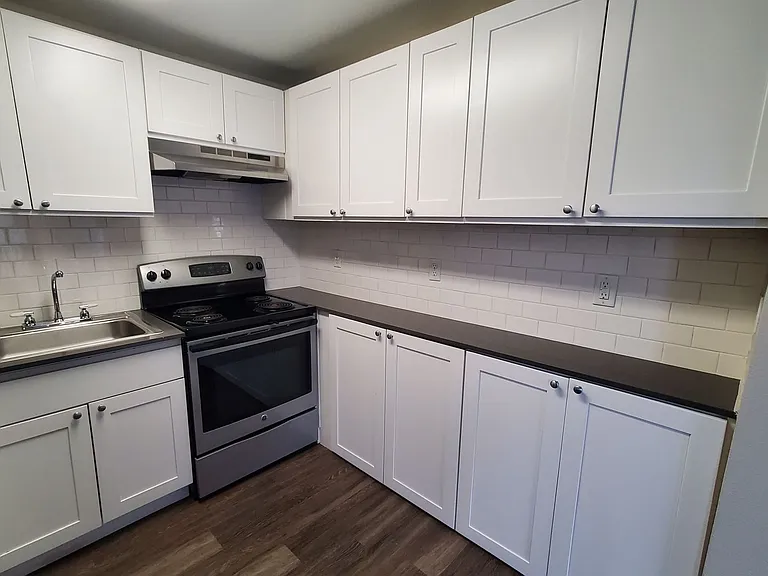 411 10th Ave — Photo 13