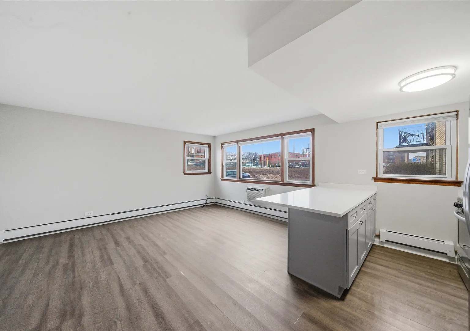1 bed, 700 sqft, $1,700 — Photo 3