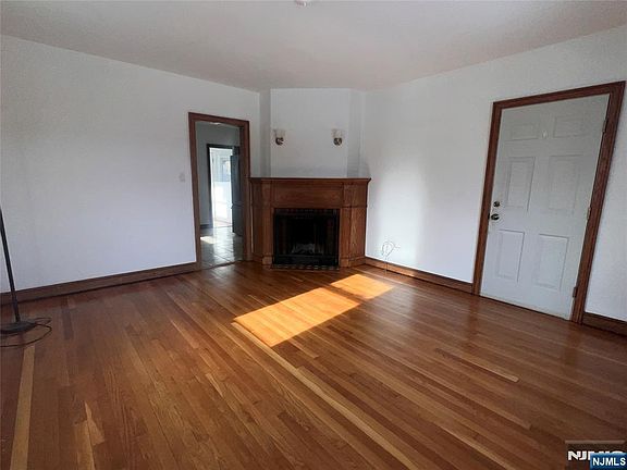 5th image of 628 Valley Rd