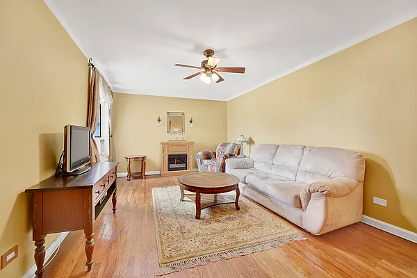 Sold by REMAX Elite | media 16