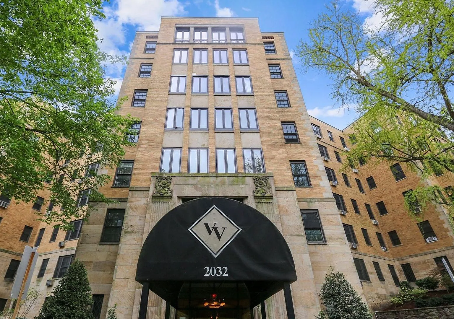 Spacious 1 BR + Den apartment in the highly desired Kalorama Neighborhood — Photo 1