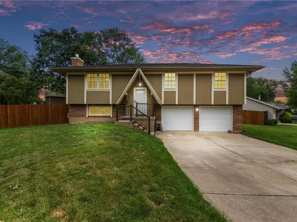 210 SE Circleview Dr, Lees Summit, MO 64063