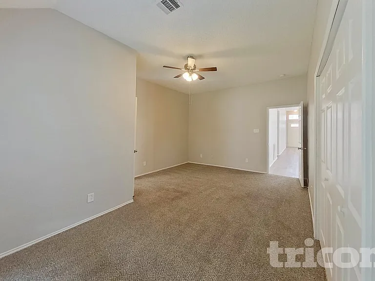 805 Clover Hill Ln — Photo 15