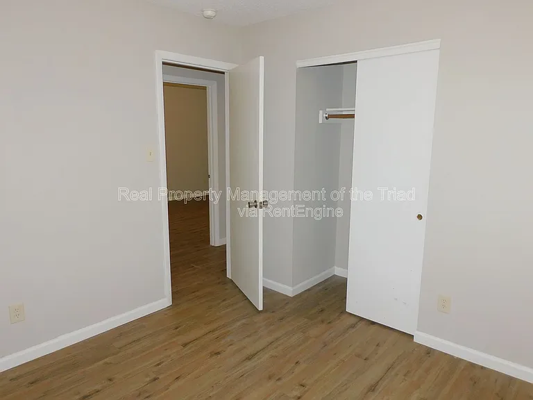 4921 Chaucer Dr — Photo 17