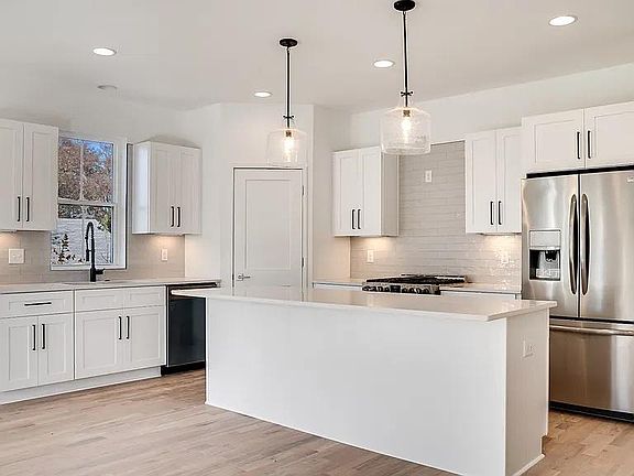 2nd image of 405 Marshall St #10