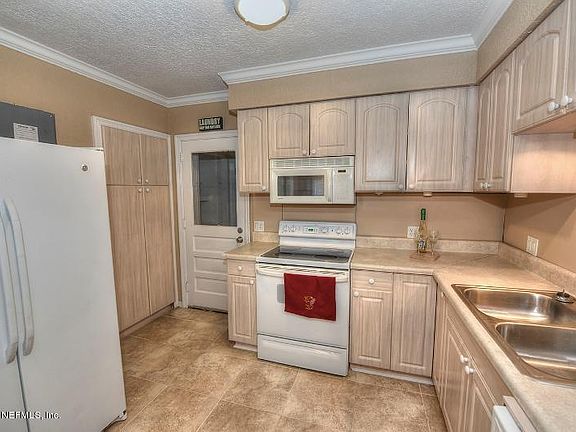 3rd image of 338 Laurina St