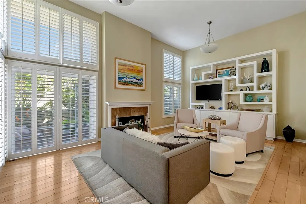 3 bed, 2.5 bath, 2245 sqft, $6,000 — Photo 3