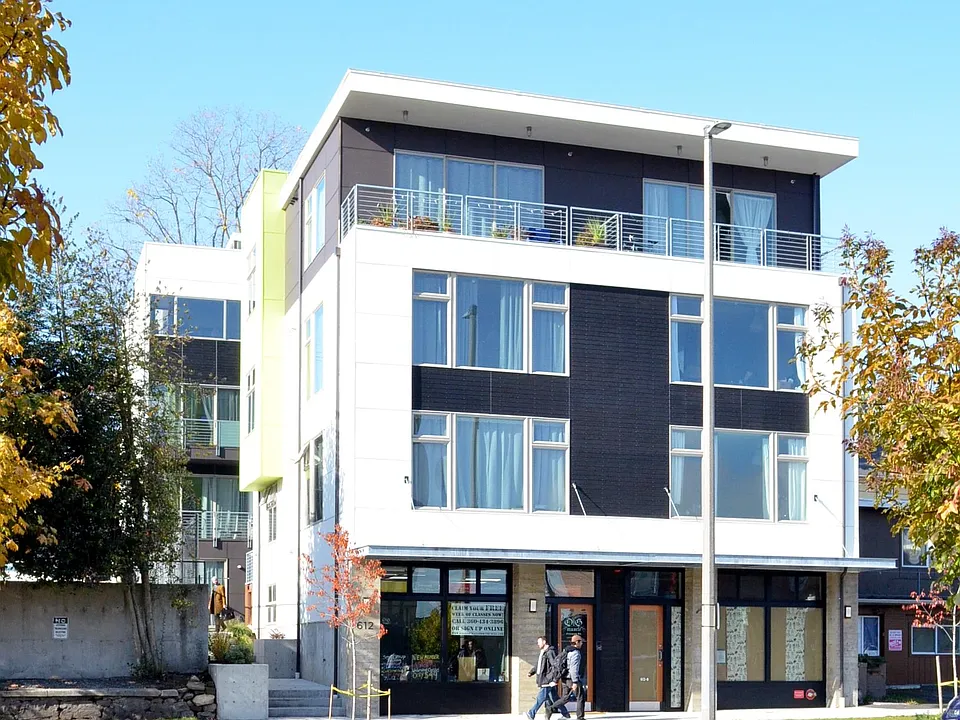612 Tacoma Ave S #204