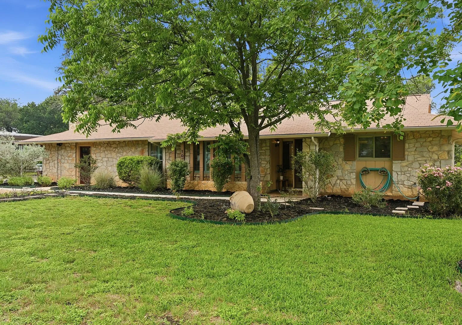 Beautiful Home on Nearly an Acre in Helotes with Pool, Office & No HOA — Photo 3