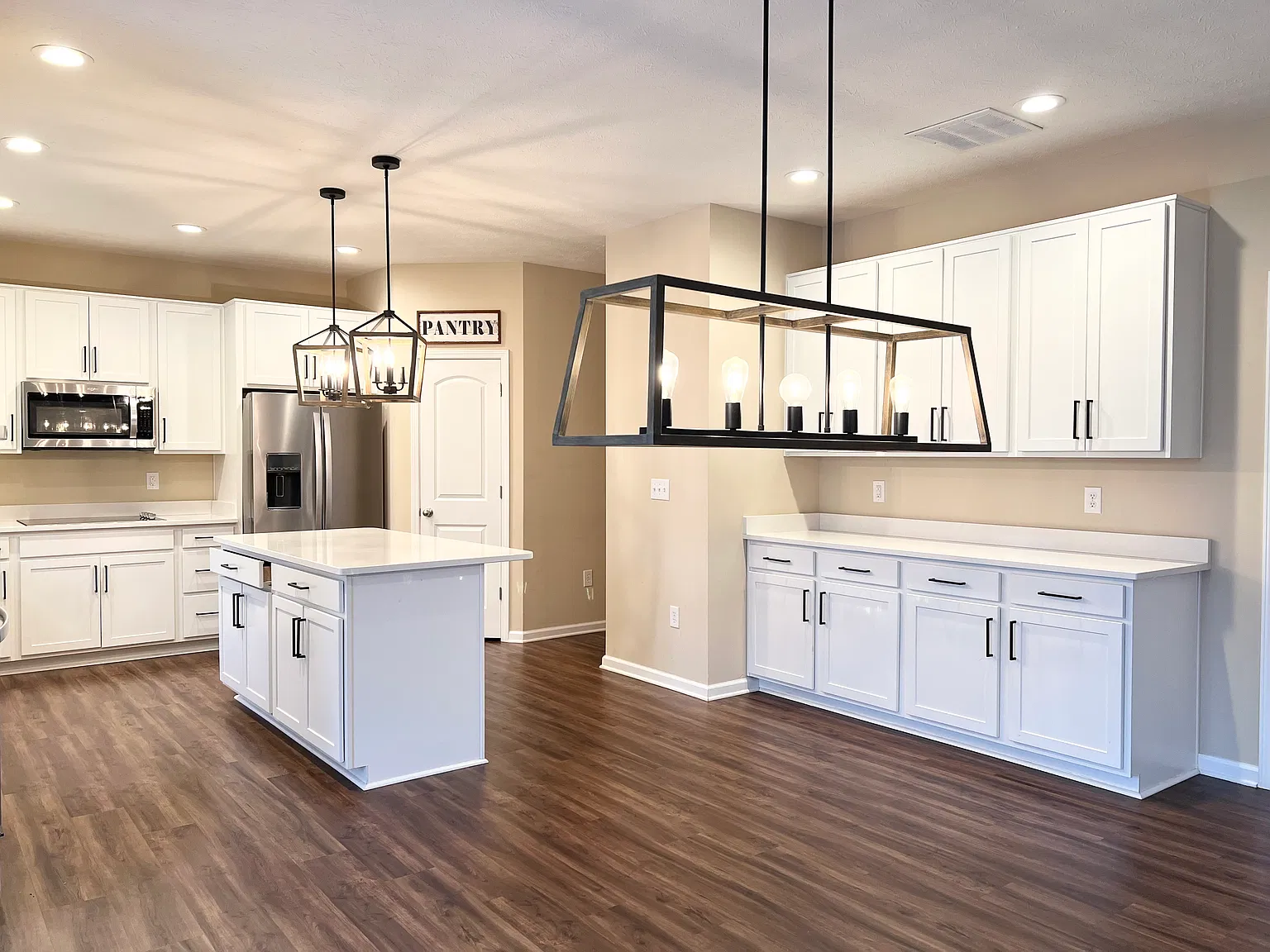 3 bed, 2.5 bath, 2598 sqft, $2,500 — Photo 3