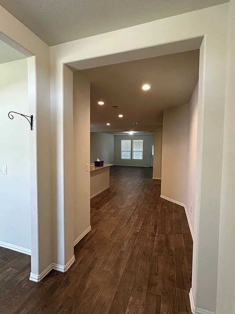 3 bed, 2.0 bath, 1701 sqft, $2,500 — Photo 2