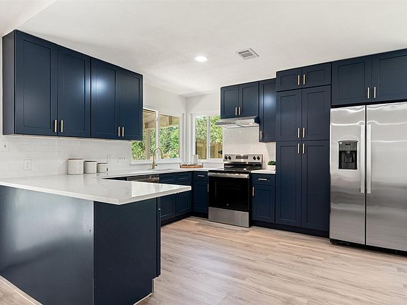 3rd image of 2311 Sheri Oak Ln