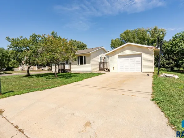 920 W 3rd St, Canton, SD 57013