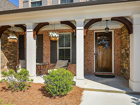 4th image of 2828 Glengyle Park NW