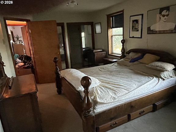 5th image of 211 Oak St