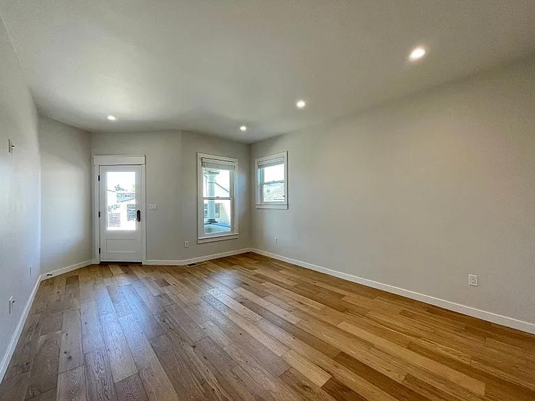 1027 Lincoln Ave — Photo 6
