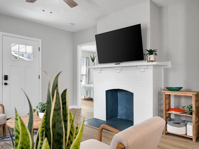 2403 E Pembroke Ave — Photo 8
