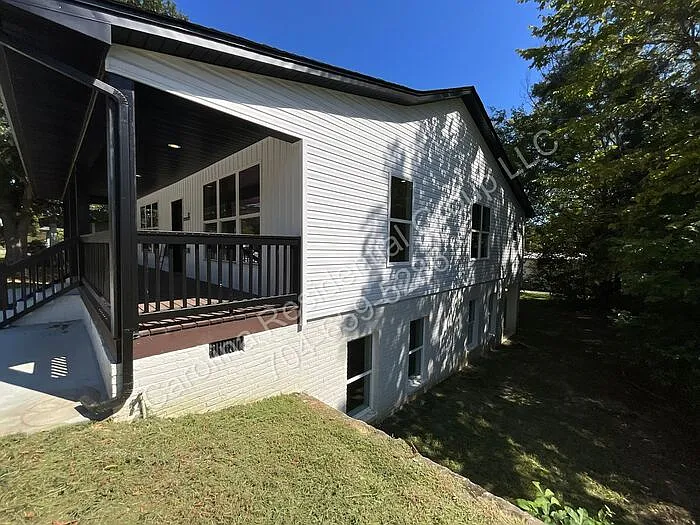 307 N Catawba St — Photo 20