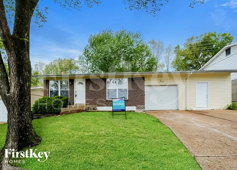 1555 Florida Dr — Photo 2