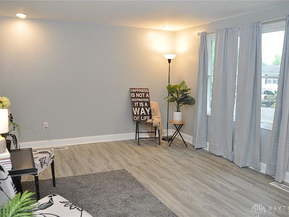 4th image of 109 Danvers Farm Cir