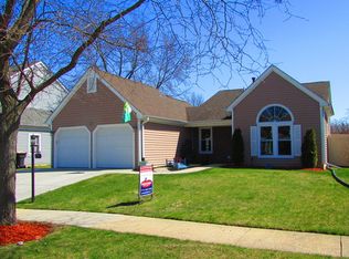 27 Garfield Ln, Streamwood, IL