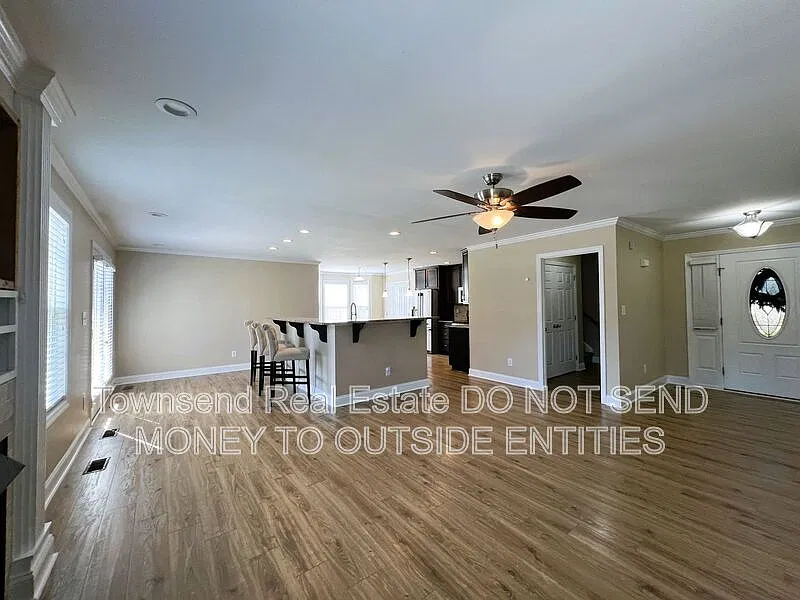 4 bed, 3.0 bath, 2400 sqft, $2,245 — Photo 4